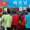 Khách tham quan gian hàng của Việt Nam tại lễ hội. (Ảnh: Vũ Toàn-Hữu Tuyên/Vietnam+)