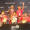 Lê Văn Công (giữa) nhận huy chương vàng tại ASEAN Para Games 2017. (Ảnh: Hoàng Nhương/TTXVN)