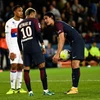 Neymar và Cavani tranh nhau đá penalty. (Nguồn: Getty Images)
