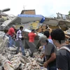 Tình nguyện viên dọn dẹp hiện trường đổ nát sau vụ động đất tại Mexico City ngày 20/9. (Nguồn: THX/TTXVN)