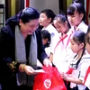 Phó Chủ tịch Thường trực Quốc hội Tòng Thị Phóng trao học bổng cho trẻ em trong chương trình 'Thắp sáng những ước mơ' lần thứ 4-2017. (Ảnh: Trần Thị Thu Hiền/TTXVN)