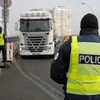 Cảnh sát Đức kiểm tra an ninh ở khu vực biên giới với Pháp. (Nguồn: Reuters)