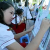 Giao lưu vẽ tranh với chủ đề 'Em yêu môi trường' của học sinh tiểu học thành phố Cẩm Phả. (Ảnh: Văn Đức/TTXVN​)