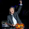 Nghệ sỹ Paul McCartney biểu diễn trong chuyến lưu diễn 'One on One' tại Tinley Park, Illinois, Mỹ ngày 26/7. (Nguồn: AFP/TTXVN)