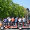 Hình thức "xe đạp bia" ở Amsterdam. (Nguồn: theguardian)