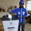 Một cử tri Kenya đi bỏ phiếu hôm 26/10 vừa qua. (Nguồn: Reuters)