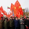 Dòng người viếng Lăng Lenin giương cao cờ của các Đảng Cộng sản và Công nhân thế giới. (Ảnh: Tâm Hằng/TTXVN)