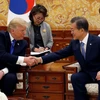Tổng thống Hàn Quốc Moon Jae-in và người đồng cấp Mỹ Donald Trump. (Nguồn: Reuters)