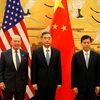 Phó Thủ tướng Uông Dương (giữa) và Bộ trưởng Thương mại Mỹ Wilbur Ross (trái). (Nguồn: Reuters)