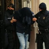 Cảnh sát Tây Ban Nha bắt giữ một đối tượng. (Nguồn: Reuters)