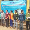 TTXVN và cộng đồng người Việt ở Grei fswald (Đức) ủng hộ đồng bào 2 xã vùng cao Đồng Nghê và Suối Nánh, huyện Đà Bắc. (Ảnh: Nhan Sinh/Vietnam+)