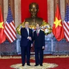 Chủ tịch nước Trần Đại Quang đón Tổng thống Hoa Kỳ Donald Trump. (Ảnh: Nhan Sáng/TTXVN)