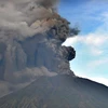 Núi lửa Agung trên đảo này đã phun hàng nghìn m3 khói bụi vào không trung. (Nguồn: AFP/Getty)