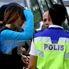 Nghi phạm Đoàn Thị Hương (giữa, trái) được áp giải tới tòa án ở Sepang, Malaysia. (Nguồn: AFP/TTXVN)