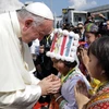 Giáo hoàng Francis gặp các em nhỏ ở Myanmar. (Nguồn: AP)