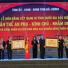 Lãnh đạo tỉnh Hải Dương, huyện Kinh Môn đón nhận bằng xếp hạng di tích quốc gia đặc biệt An Phụ-Kính Chủ-Nhẫm Dương và bằng công nhận huyện Kinh Môn đạt chuẩn nông thôn mới. (Ảnh: Mạnh Minh/TTXVN)