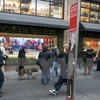Cảnh sát tuần tra quanh khu vực quảng trường Herald ở New York ngày 12/12. (Ảnh: AFP/TTXVN)