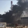 Cột khói đen bốc lên dữ dội từ đám cháy tại nhà máy nhiệt điện Thái Bình 2. (Nguồn: Thanhnien.vn)