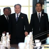 Trưởng đoàn đàm phán Triều Tiên Ri Son-gwon (trái, phía trước) và Trưởng đoàn đàm phán Hàn Quốc Cho Myoung-gyon. (Nguồn: THX/TTXVN)