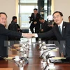 Trưởng đoàn đàm phán Triều Tiên Ri Son-gwon (trái, phía trước) và Trưởng đoàn đàm phán Hàn Quốc Cho Myoung-gyon trong cuộc đàm phán tại làng đình chiến Panmunjom ngày 9/1. (Nguồn: Yonhap/TTXVN)