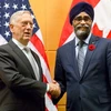 Bộ trưởng Quốc phòng Canada Harjit Sajjan (phải) và Bộ trưởng Quốc phòng Mỹ James Mattis. (Nguồn: Getty Images)