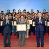 Chủ tịch nước Trần Đại Quang tặng hoa cho các Chủ tịch công đoàn cơ sở có thành tích đặc biệt xuất sắc. (Ảnh: Nhan Sáng/TTXVN) 