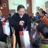 Bộ trưởng Bộ Công an Tô Lâm tặng quà cho các công nhân lao động và người nghèo tỉnh Hưng Yên. (Ảnh: Đinh Tuấn/TTXVN)