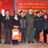 Bộ trưởng Bộ Công an Tô Lâm và lãnh đạo tỉnh Sơn La tặng quà các gia đình có công với cách mạng tại xã Lóng Luông, huyện Vân Hồ, tỉnh Sơn La. (Ảnh: Nguyễn Cường/TTXVN)