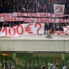 Cổ động viên Bayern giăng biểu ngữ phản đối. (Nguồn: thesun)