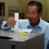 Thủ tướng Campuchia Hunsen đi bỏ phiếu. (Nguồn: Reuters)
