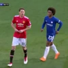 Willian định xem trộm tờ giấy mà Mourinho gửi Matic.