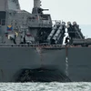 Một bên thân Tàu USS John S. McCain bị hư hỏng sau vụ va chạm. (Nguồn: Reuters)