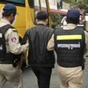 Cảnh sát Campuchia bắt giữ một đối tượng. (Nguồn: wtop.com)