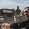 Một chiếc xe trong đoàn xe hộ tống Thủ tướng Palestine Rami Hamdallah bị hư hại sau vụ tấn công. (Nguồn: THX/TTXVN)