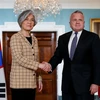 Thứ trưởng Ngoại giao Mỹ John Sullivan (phải) và Ngoại trưởng Hàn Quốc Kang Kyung-wha trong cuộc gặp tại Washington DC., ngày 16/3. (Nguồn: THX/TTXVN)