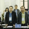 Hai bị cáo Bùi Văn Khen (bên phải) và Nguyễn Việt Hưng tại tòa. (Ảnh: Lâm Khánh​/TTXVN)