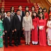 Phu nhân Tổng thống Hàn Quốc chụp ảnh lưu niệm với sinh viên Việt Nam. (Ảnh: Hữu Tuyên/TTXVN)
