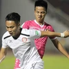 Phi Sơn (áo trắng) giúp TP.HCM đánh bại Sài Gòn FC. (Ảnh: Quang Nhựt/TTXVN)