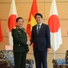 Thủ tướng Nhật Bản Shinzo Abe tiếp Đại tướng Ngô Xuân Lịch, Uỷ viên Bộ Chính trị, Phó bí thư Quân uỷ Trung ương, Bộ trưởng Bộ Quốc phòng Việt Nam trong chuyến thăm chính thức Nhật Bản. (Ảnh: Thành Hữu/TTXVN)