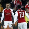 Ramsey và Welbeck cùng lập công đưa Arsenal vào bán kết. (Nguồn: AP)