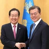 Tổng thống Moon Jae-in và ông Hong Joon-pyo. (Nguồn: koreatimes.co.kr)