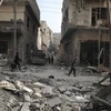 Cảnh đổ nát sau các cuộc không kích ở Douma, Đông Ghouta. (Nguồn: AFP/TTXVN)