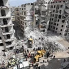 Lực lượng cứu hộ Syria dọn đống đổ nát sau các vụ tấn công ở Idlib. (Nguồn: AFP/Getty Images)