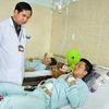 Bệnh nhân T.N.T đang được điều trị, phục hồi chức năng tại Bệnh viện đa khoa Đồng Nai. (Ảnh: Lê Xuân/TTXVN)
