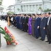 Thủ tướng Nguyễn Xuân Phúc đặt vòng hoa tại Tượng đài Bác Hồ trong khuôn viên Bảo tàng Văn minh châu Á. (Ảnh: Thống Nhất/TTXVN)