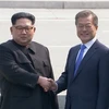 Cái bắt tay lịch sử của Hai nhà lãnh đạo Kim Jong-un và Moon Jae-in. (Nguồn: Reuters)