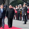Tổng thống Hàn Quốc Moon Jae-in và Nhà lãnh đạo Triều Tiên Kim Jong-un duyệt đội danh dự tại quảng trường ở làng đình chiến Panmunjom ngày 27/4. (Nguồn: YONHAP/TTXVN)