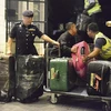 Những túi đồ và vali cảnh sát thu giữ. (Nguồn: AP)
