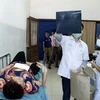Các bác sỹ Lào chăm sóc cho các nạn nhân trong vụ tai nạn. (Ảnh: Phạm Kiên/TTXVN)