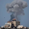 Khói đen ở vị trí bị Israel không kích. (Nguồn: news.sky.com)